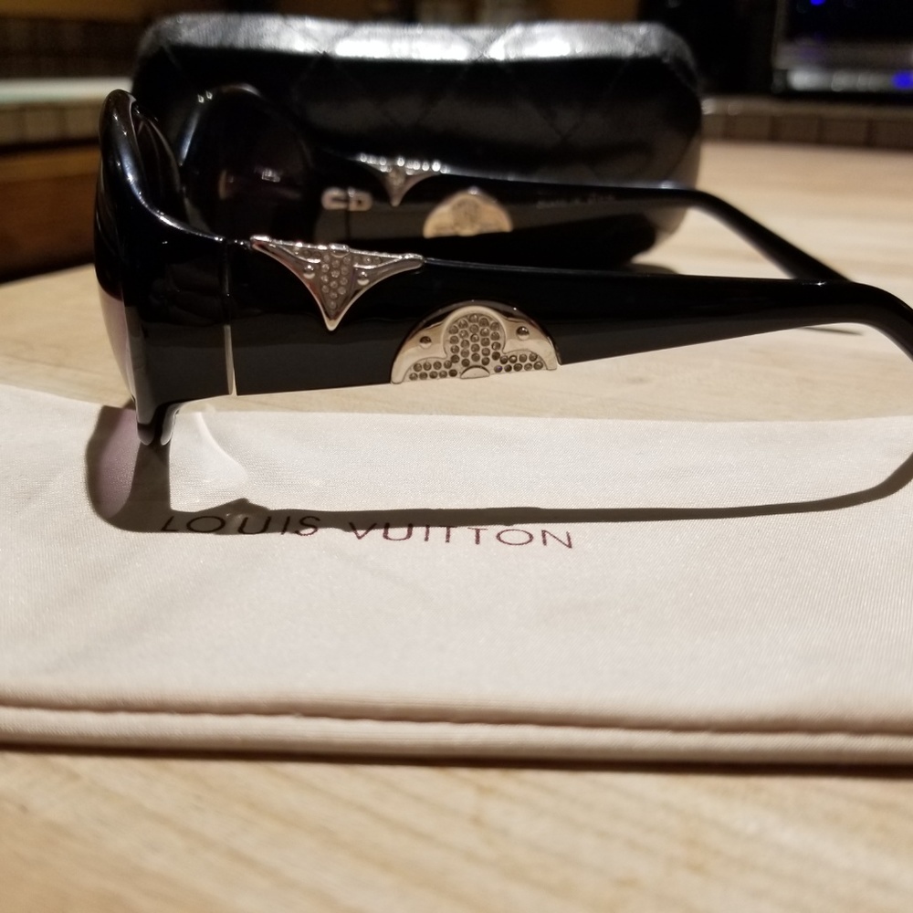 Louis Vuitton Iris Sunglasses - Picture 3 of 6